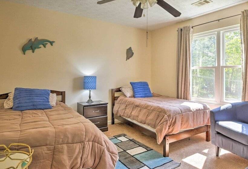 Pet Friendly Home W/ Yard ~ 15 Mi To Atlanta!