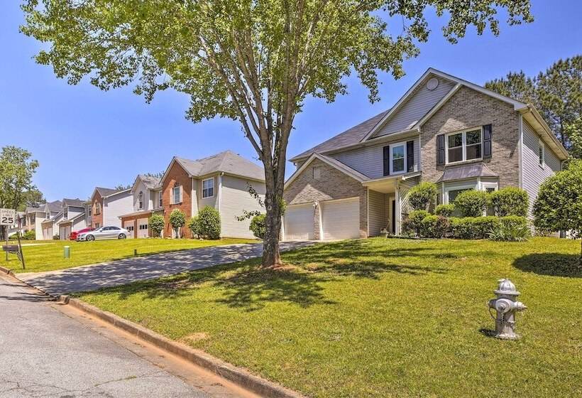 Pet Friendly Home W/ Yard ~ 15 Mi To Atlanta!