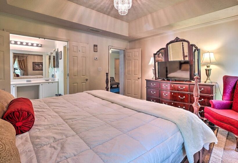 Pet Friendly Home W/ Yard ~ 15 Mi To Atlanta!