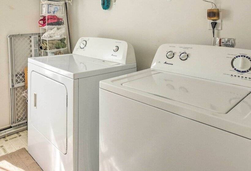 Pet Friendly Home W/ Yard ~ 15 Mi To Atlanta!