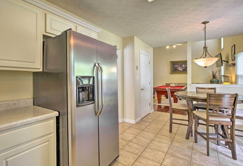 Pet Friendly Home W/ Yard ~ 15 Mi To Atlanta!