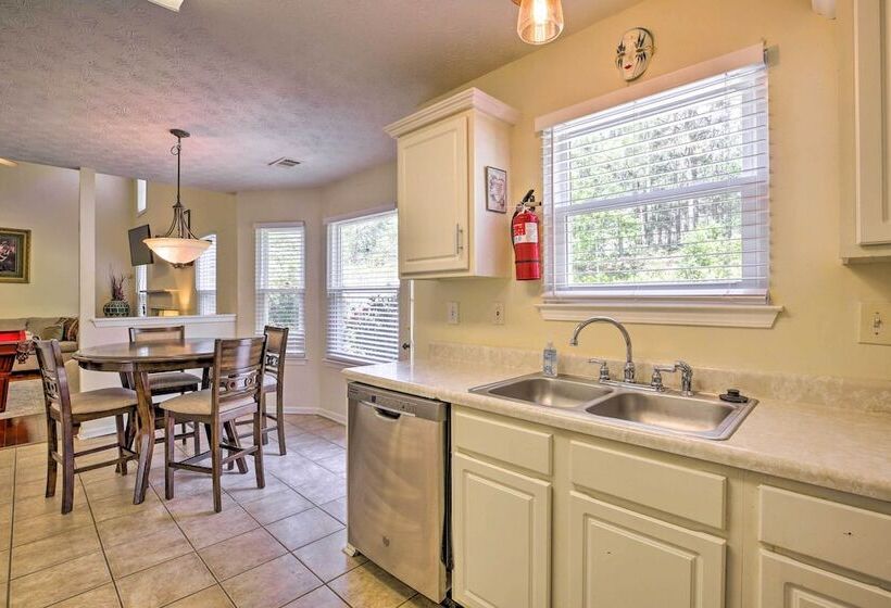 Pet Friendly Home W/ Yard ~ 15 Mi To Atlanta!