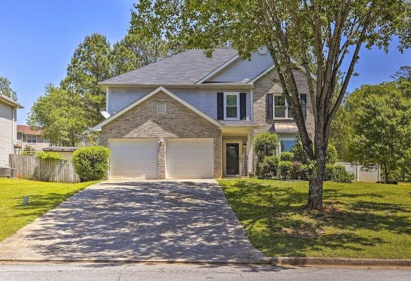 Pet Friendly Home W/ Yard ~ 15 Mi To Atlanta!