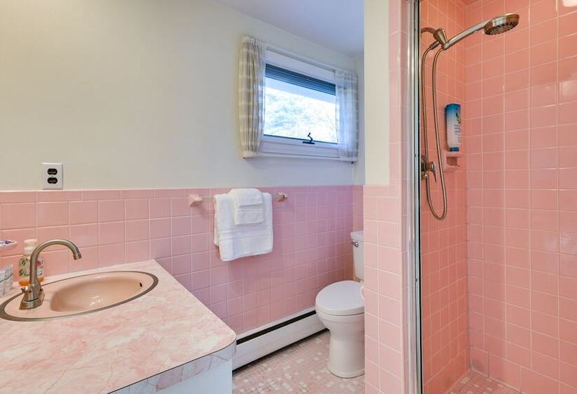 Pet Friendly Marblehead Home Near Preston Beach!