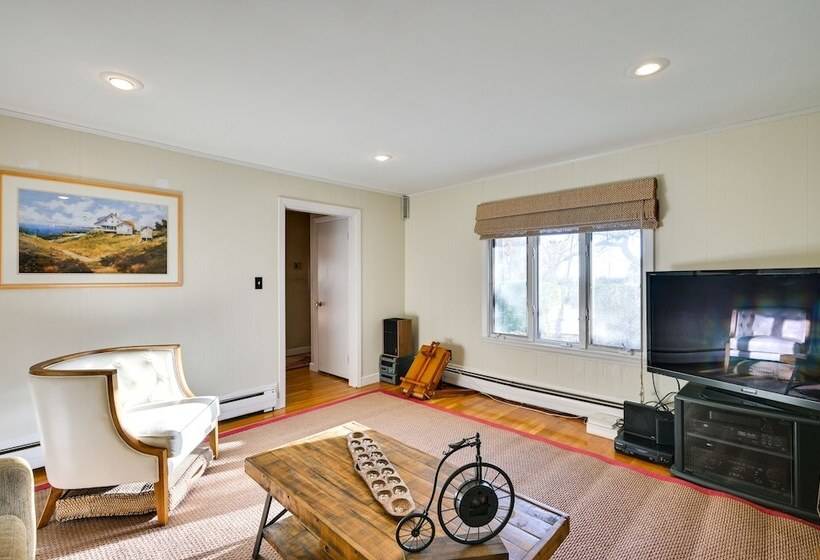 Pet Friendly Marblehead Home Near Preston Beach!