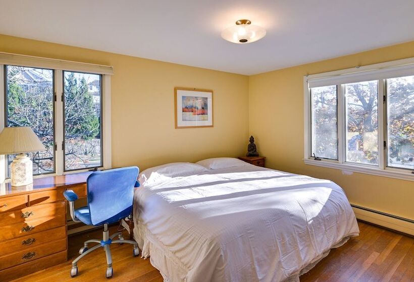 Pet Friendly Marblehead Home Near Preston Beach!
