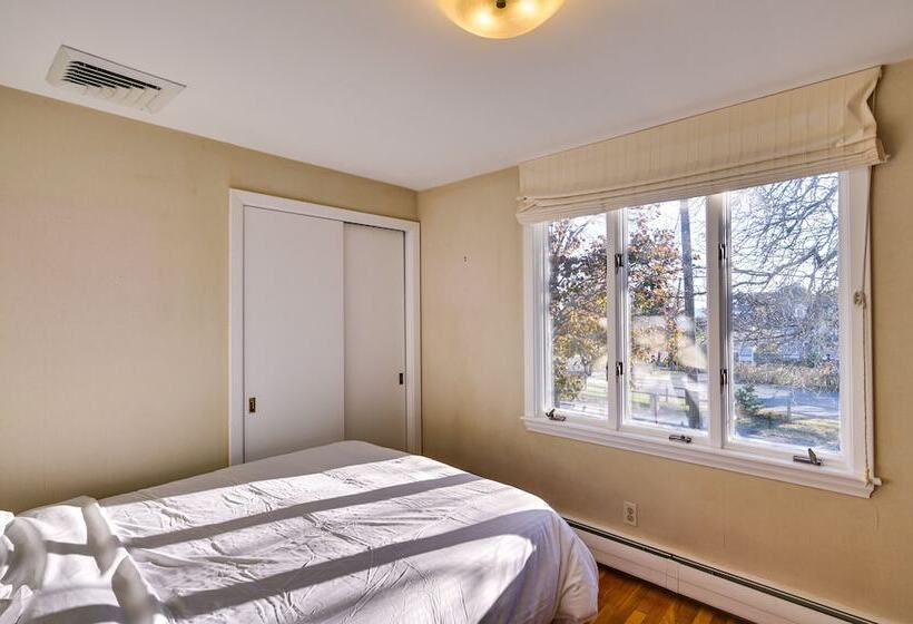 Pet Friendly Marblehead Home Near Preston Beach!