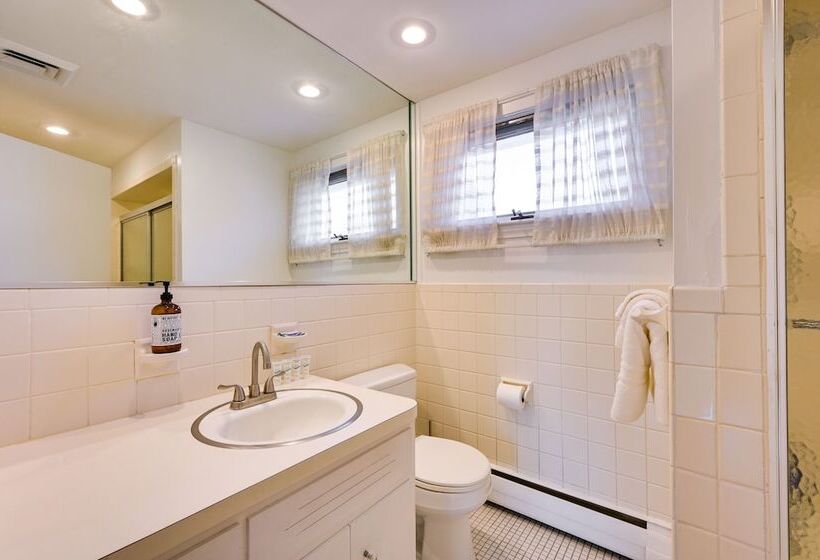 Pet Friendly Marblehead Home Near Preston Beach!