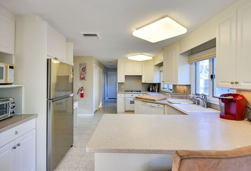 Pet Friendly Marblehead Home Near Preston Beach!