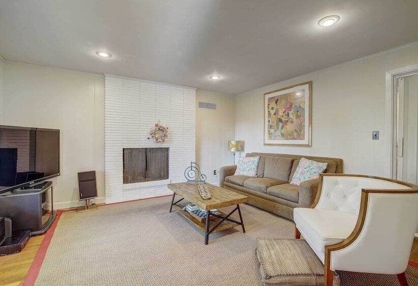 Pet Friendly Marblehead Home Near Preston Beach!