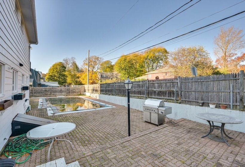 Pet Friendly Marblehead Home Near Preston Beach!