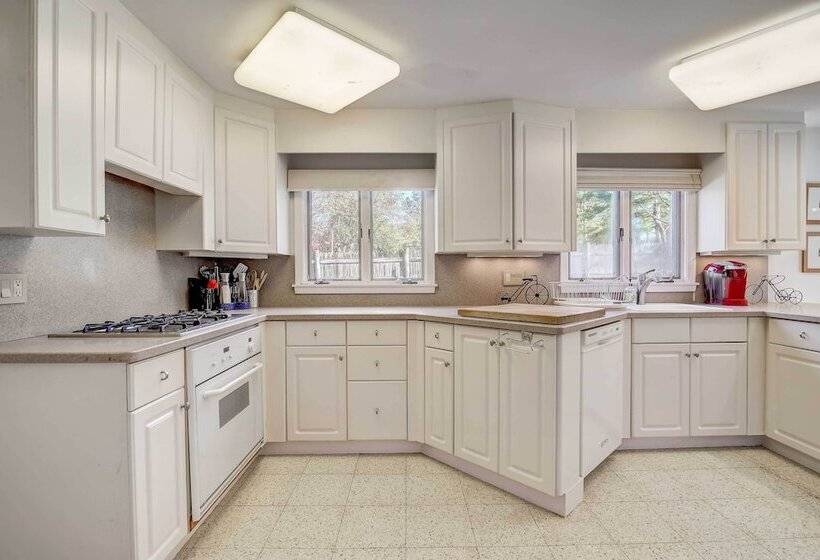 Pet Friendly Marblehead Home Near Preston Beach!