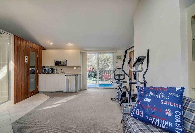 Pet Friendly Marblehead Home Near Preston Beach!