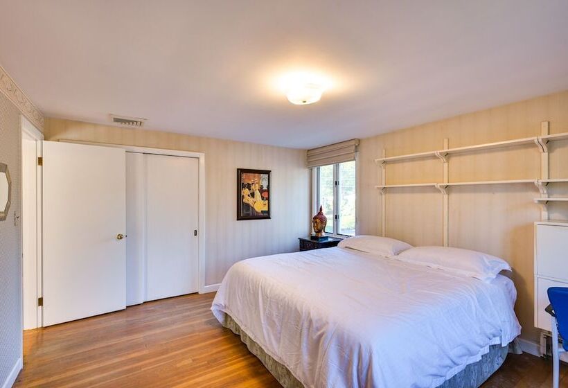 Pet Friendly Marblehead Home Near Preston Beach!