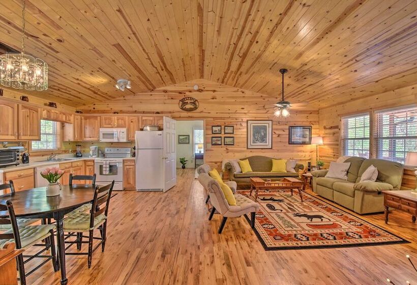 Pet Friendly Mountain Cabin W/ Ramp Access!