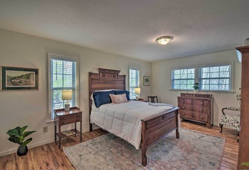 Pet Friendly Mountain Cabin W/ Ramp Access!