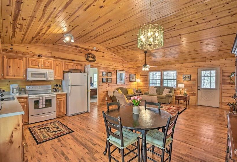 Pet Friendly Mountain Cabin W/ Ramp Access!