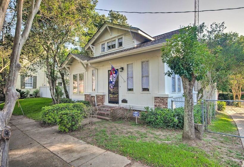 Pet Friendly Natchez Home: Walk To Downtown!