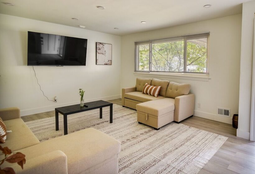 Pet Friendly Norfolk Retreat ~ 7 Mi To Beach!