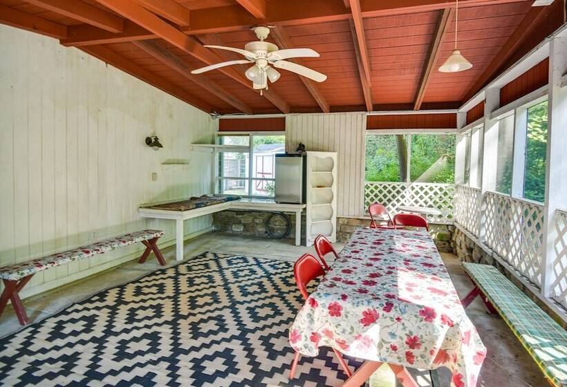 Pet Friendly Norfolk Retreat ~ 7 Mi To Beach!