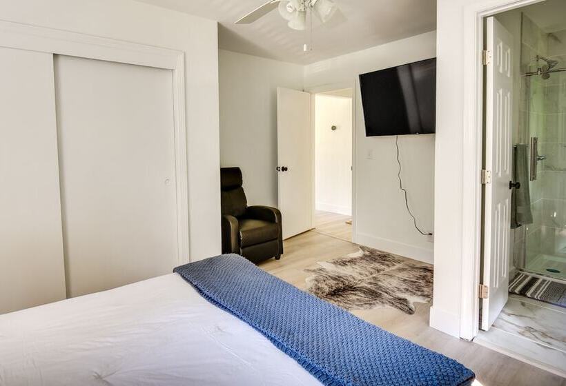 Pet Friendly Norfolk Retreat ~ 7 Mi To Beach!