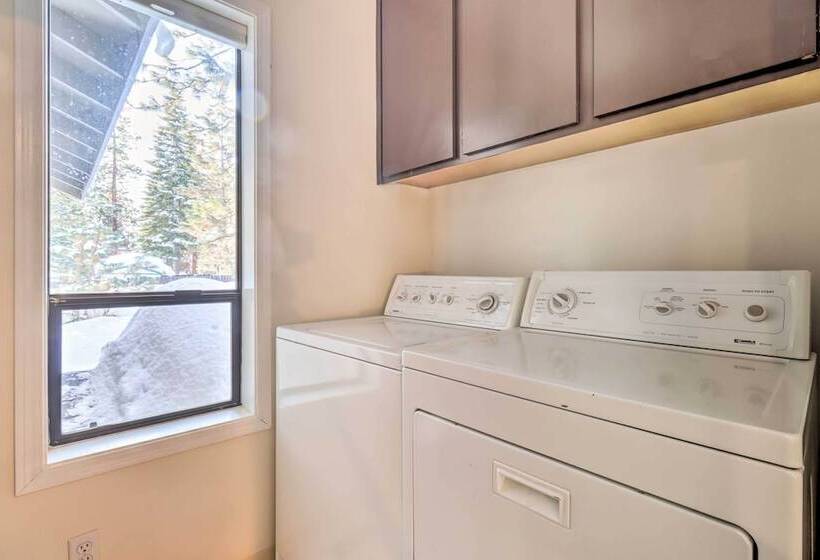 Pet Friendly Stateline Home < 2 Mi To Lake Tahoe!