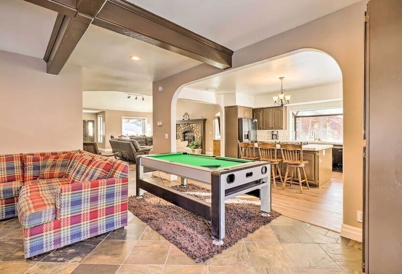 Pet Friendly Stateline Home < 2 Mi To Lake Tahoe!