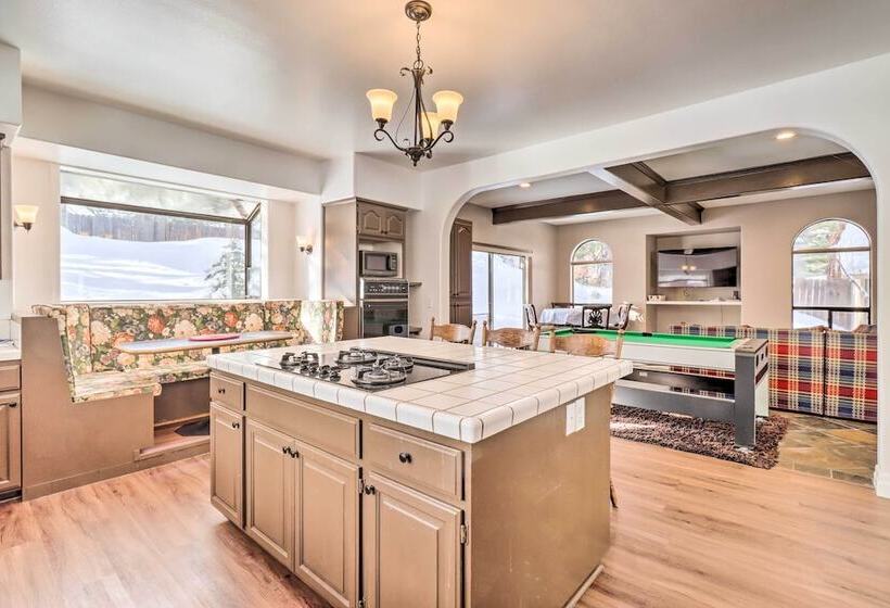 Pet Friendly Stateline Home < 2 Mi To Lake Tahoe!