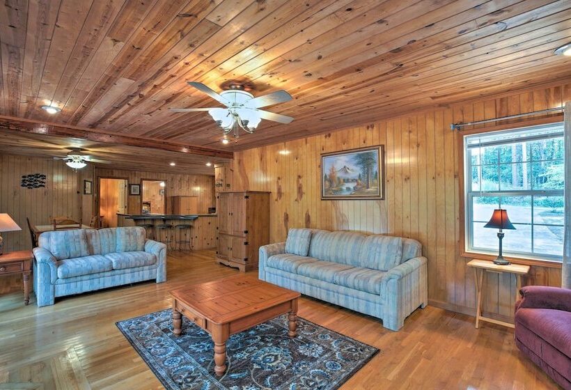 Pet Friendly Toccoa Home W/ Deck + Lake Access!