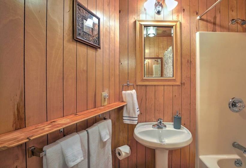 Pet Friendly Toccoa Home W/ Deck + Lake Access!