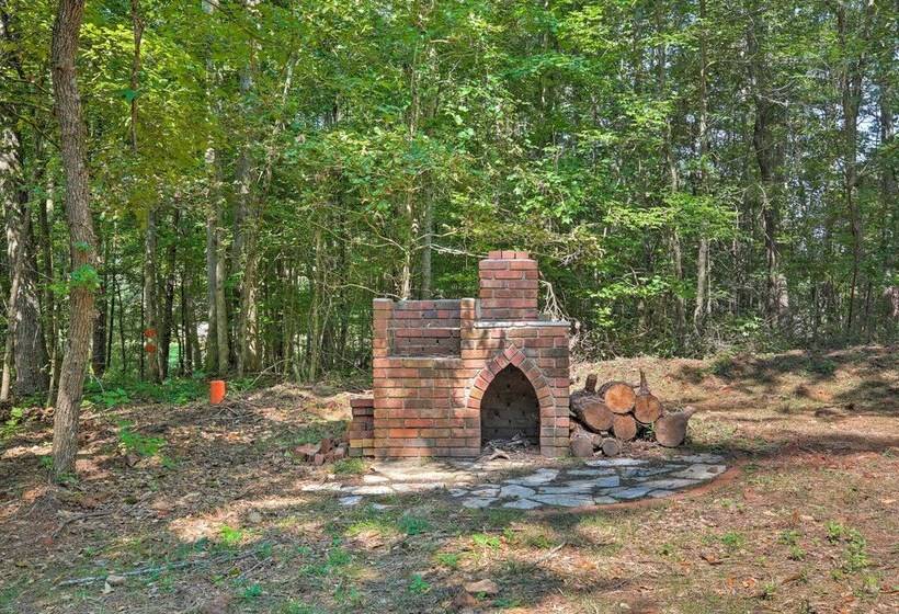 Pet Friendly Toccoa Home W/ Deck + Lake Access!