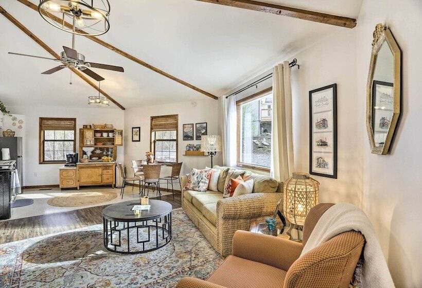 Picturesque Cottage In The Heart Of Trenton!
