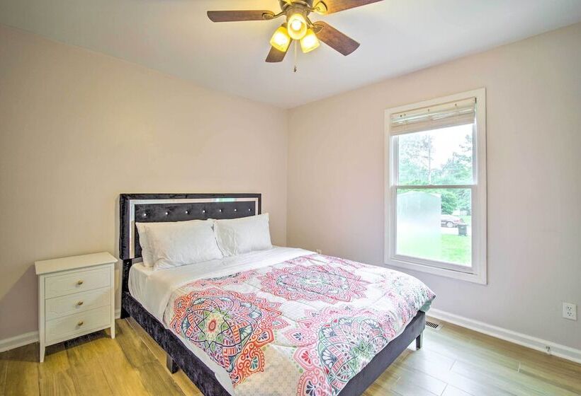 Picturesque Kennesaw Home W/ Private Backyard