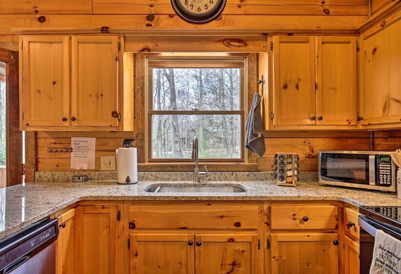 Picturesque Mountain Cabin W/ Hot Tub + Fire Pit!