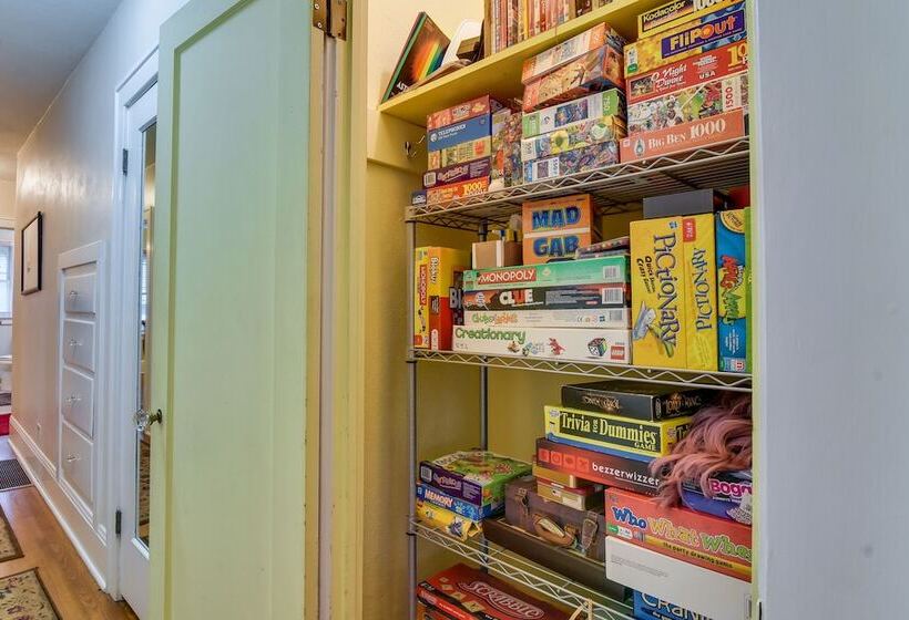 Walk To Williams District: Home W/ Hot Tub & Patio