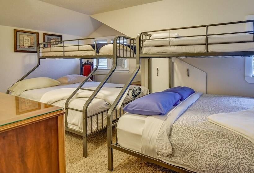 Walk To Williams District: Home W/ Hot Tub & Patio