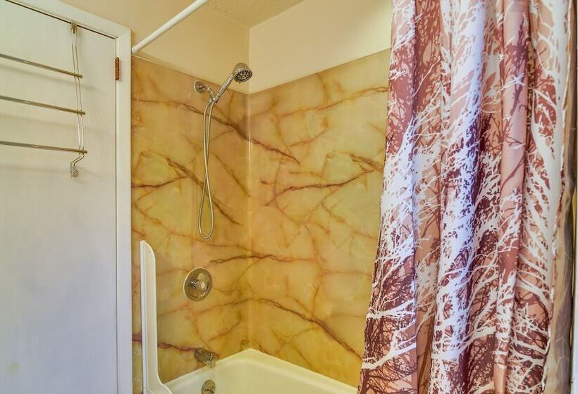 Walk To Williams District: Home W/ Hot Tub & Patio