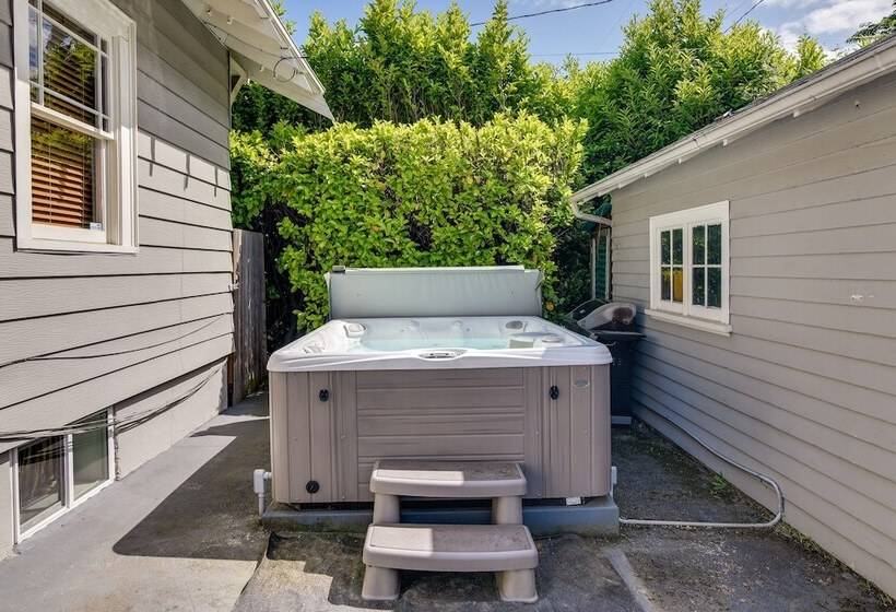 Walk To Williams District: Home W/ Hot Tub & Patio
