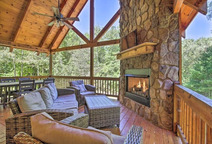 Private Cabin W/ Furnished Porch On < 3 Acres!