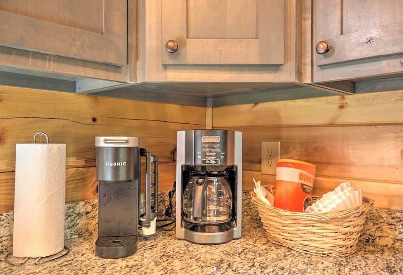 Private Cabin W/ Furnished Porch On < 3 Acres!