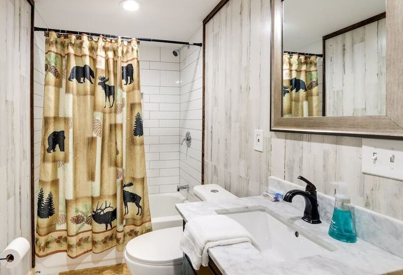 Private Ellijay Cabin W/ Hot Tub & Amenities!