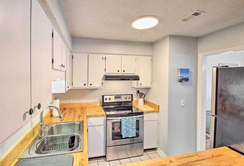 Proximity Place, Cozy Savannah Home W/ Deck!