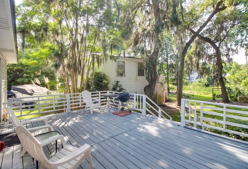 Proximity Place, Cozy Savannah Home W/ Deck!