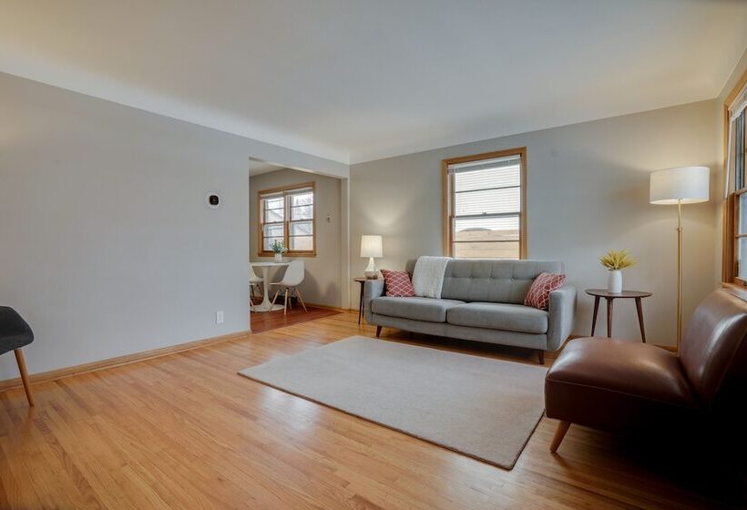 Quaint Duplex Home ~ 4 Mi To Downtown Minneapolis