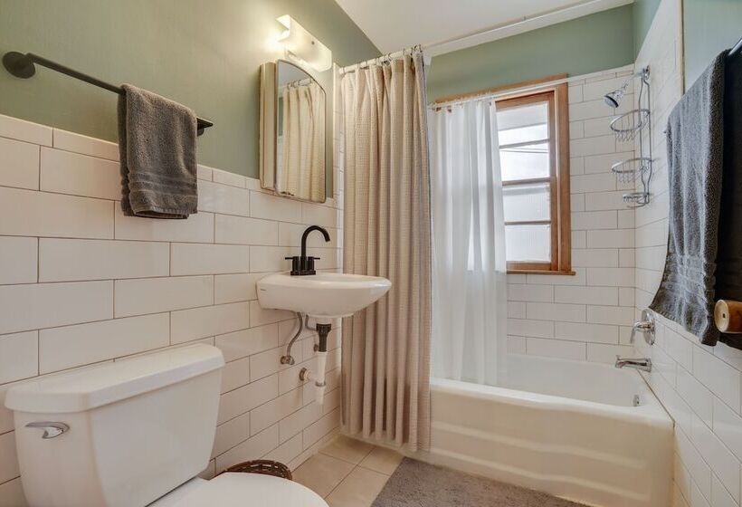 Quaint Duplex Home ~ 4 Mi To Downtown Minneapolis