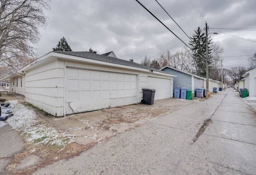 Quaint Duplex Home ~ 4 Mi To Downtown Minneapolis