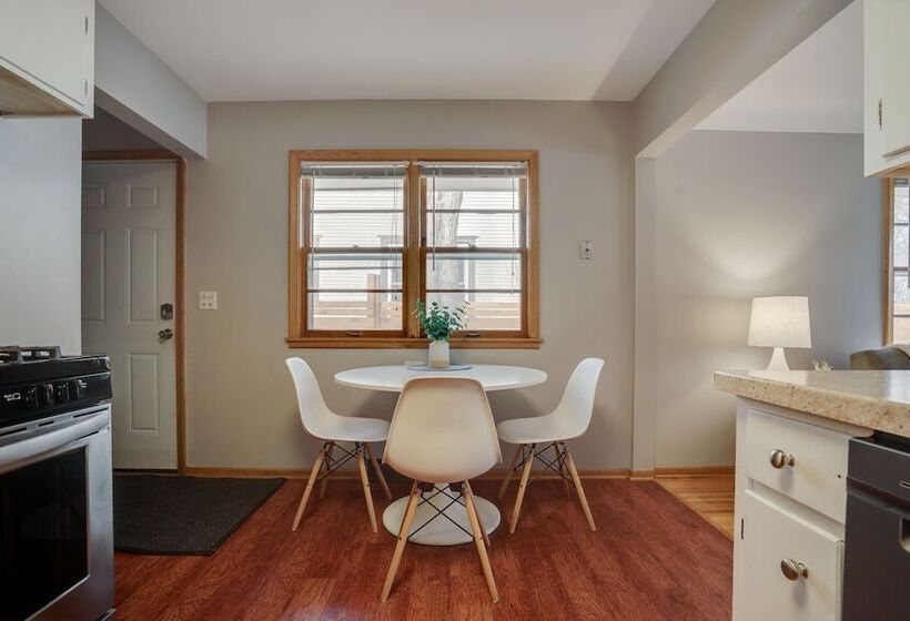 Quaint Duplex Home ~ 4 Mi To Downtown Minneapolis