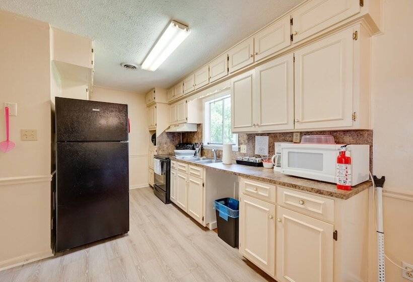 Quiet Columbus Home W/ Private Deck & Grill!