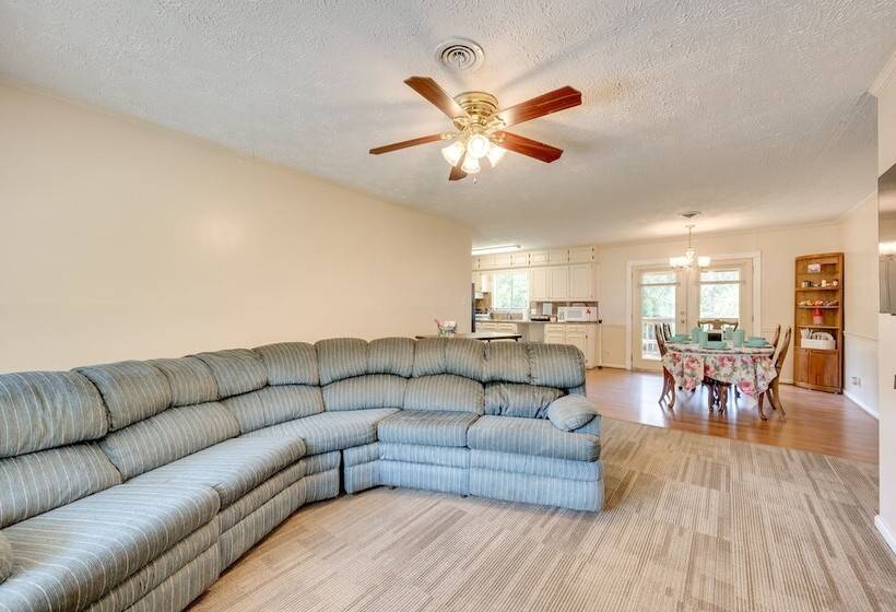 Quiet Columbus Home W/ Private Deck & Grill!