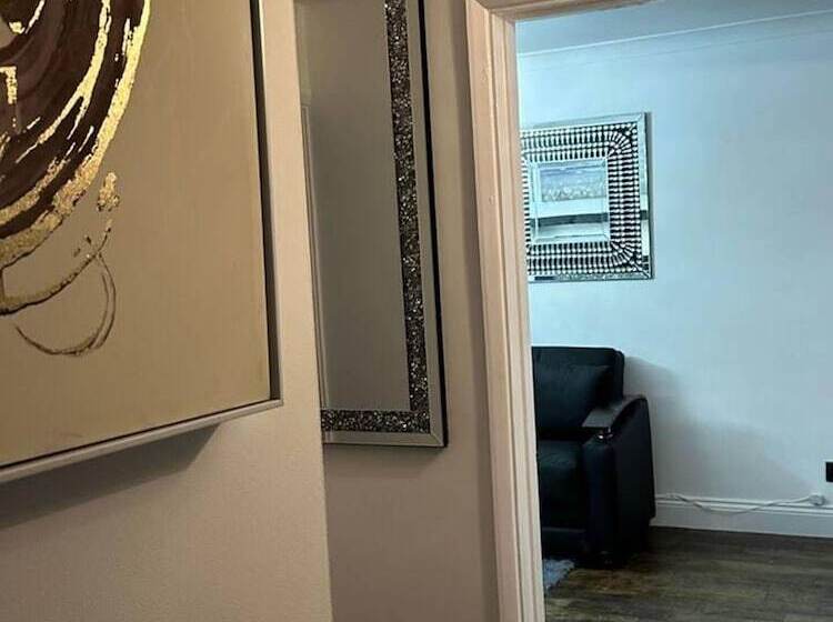 اقامتگاه Beautiful 4 Bed House In Billericay